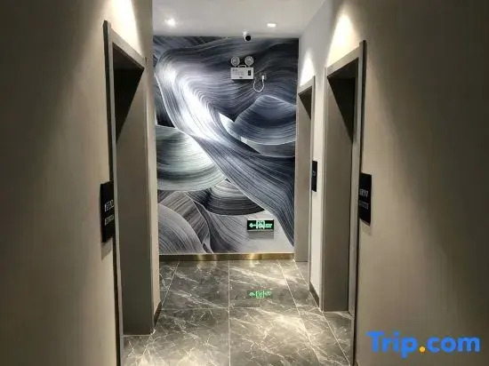 Qujing Blue Sea Light Luxury Hotel