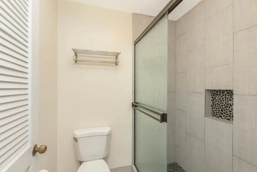 Beautifully Upgraded, Full Kitchen, Comfy King Bed, Ac 1 Bedroom Condo by RedAwning