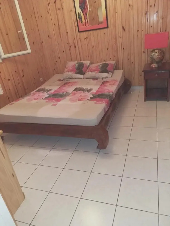 House with 5 Bedrooms in Saint-Benoît, with Enclosed Garden