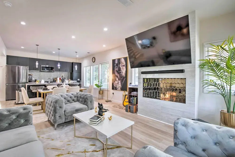 Luxury Smart Home 1 Mi to Mercedes-benz Stadium!