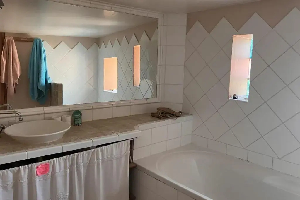 Superb 90m With Wifi Located In Avignon!