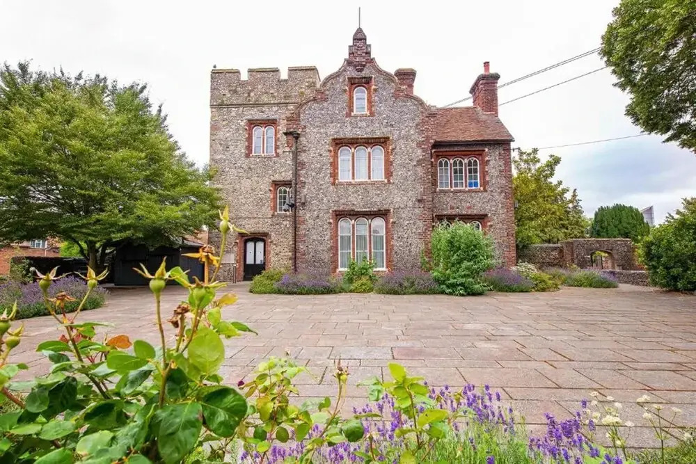 Tranquil Elm Lodge Escape in Canterbury