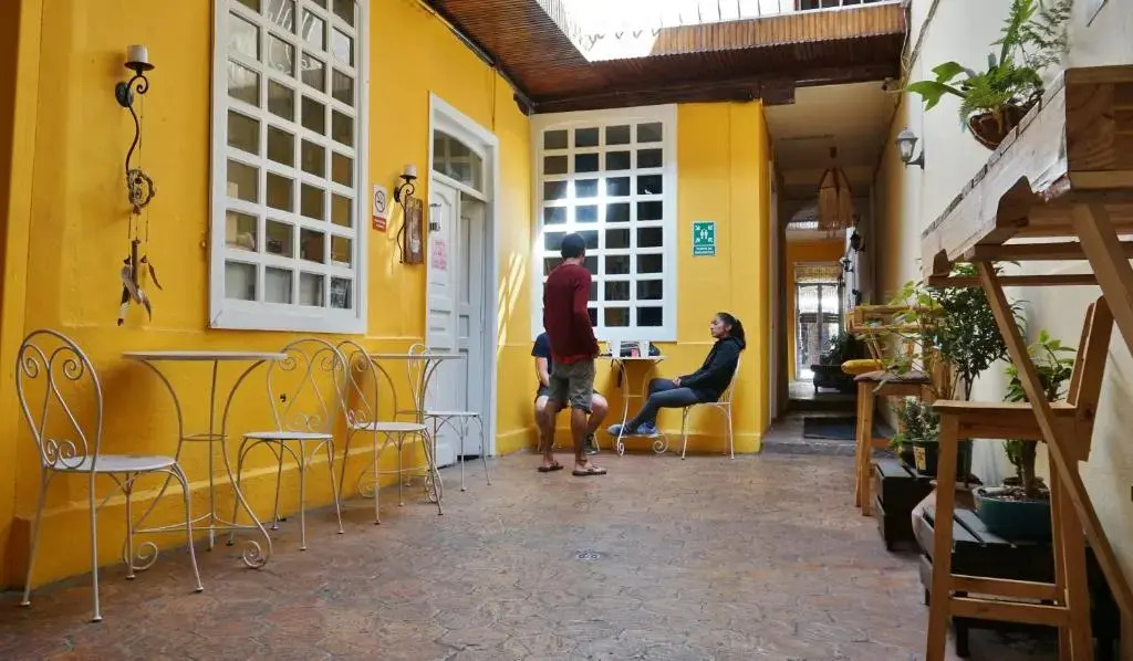 Hostal Mochiliers Bed and Breakfast