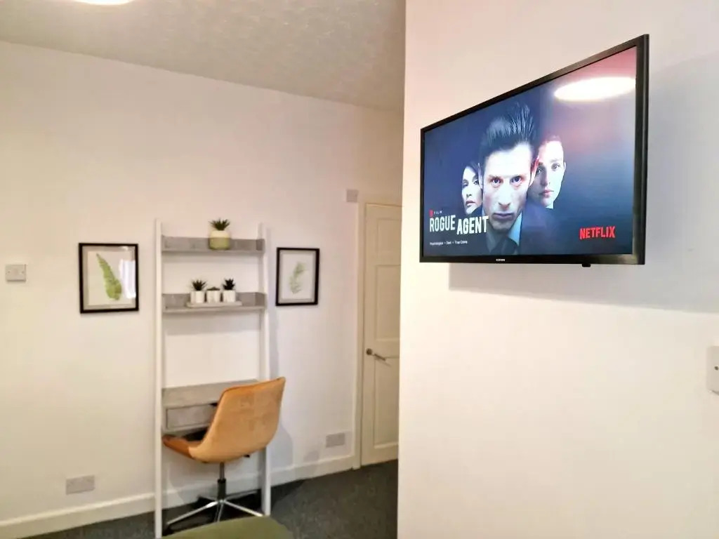 Burnley Terraced House by Bevolve - Free Parking