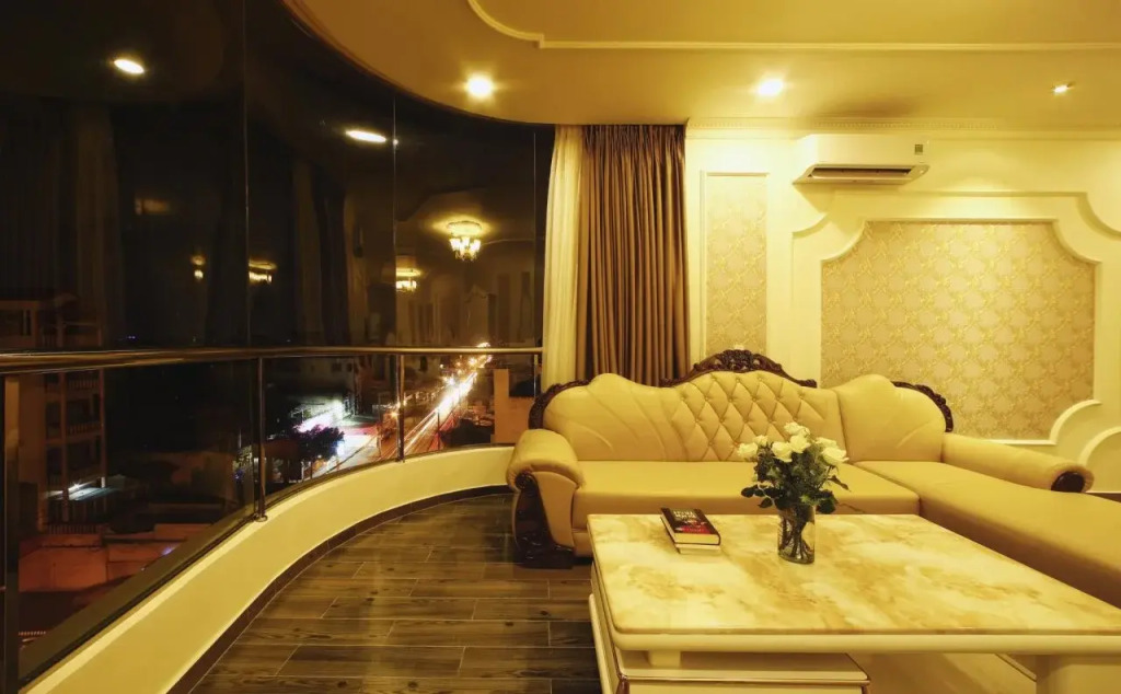 royal hotel bà điểm hồ chi minh