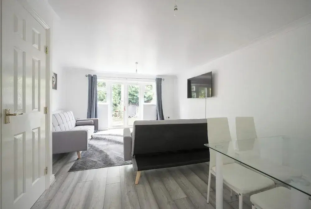 House-sleeps7-parking-garden-sportschannels