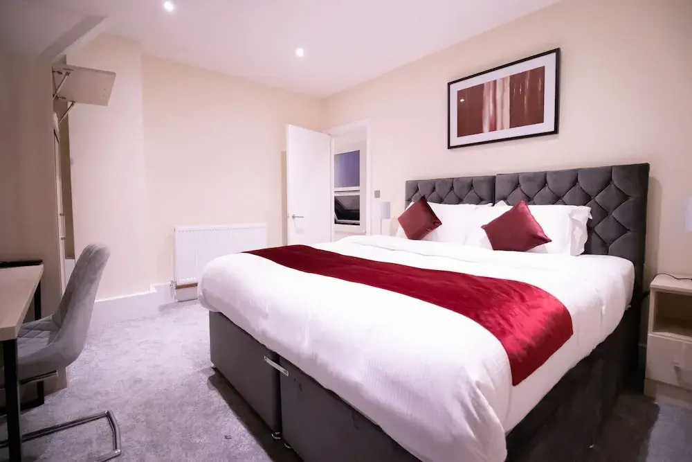 Everest Lodge Serviced Apartments for Contractors & Families, Free WiFi & Netflix By Redwood Stays