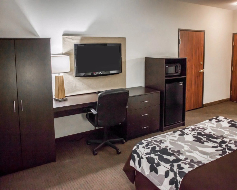 Garner Hotel Topeka West by IHG