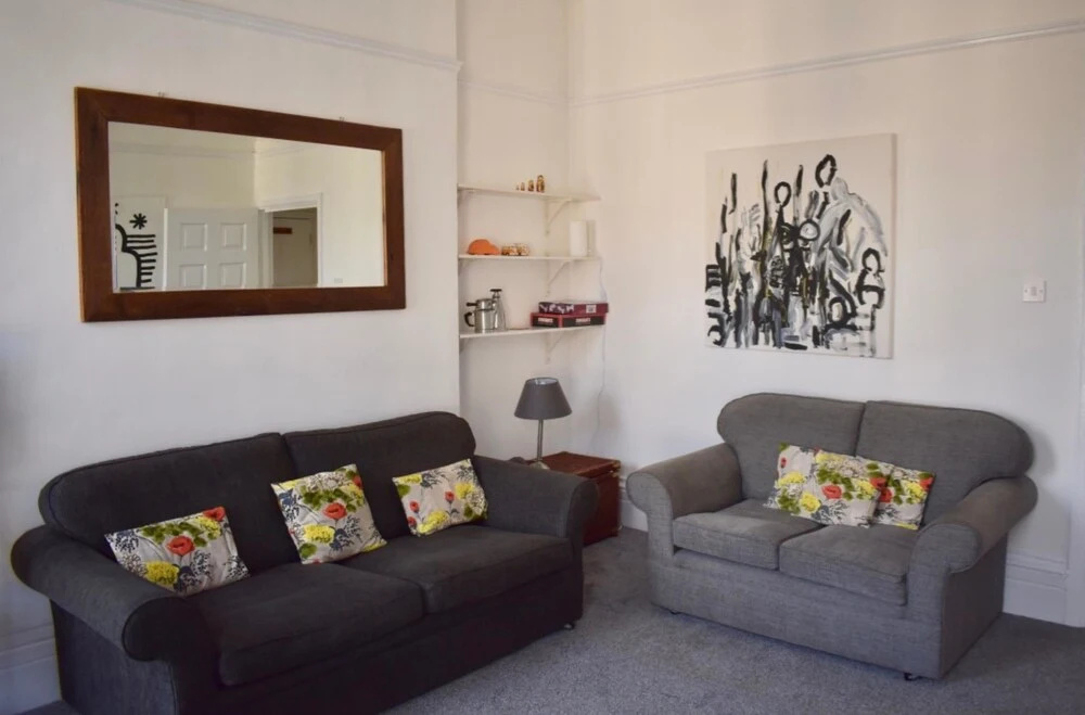2 Bedroom Apartment With Balcony in Brighton