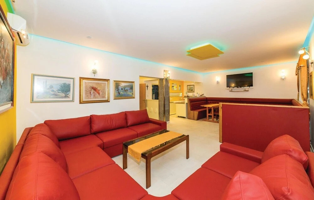Amazing Home In Okrug Gornji