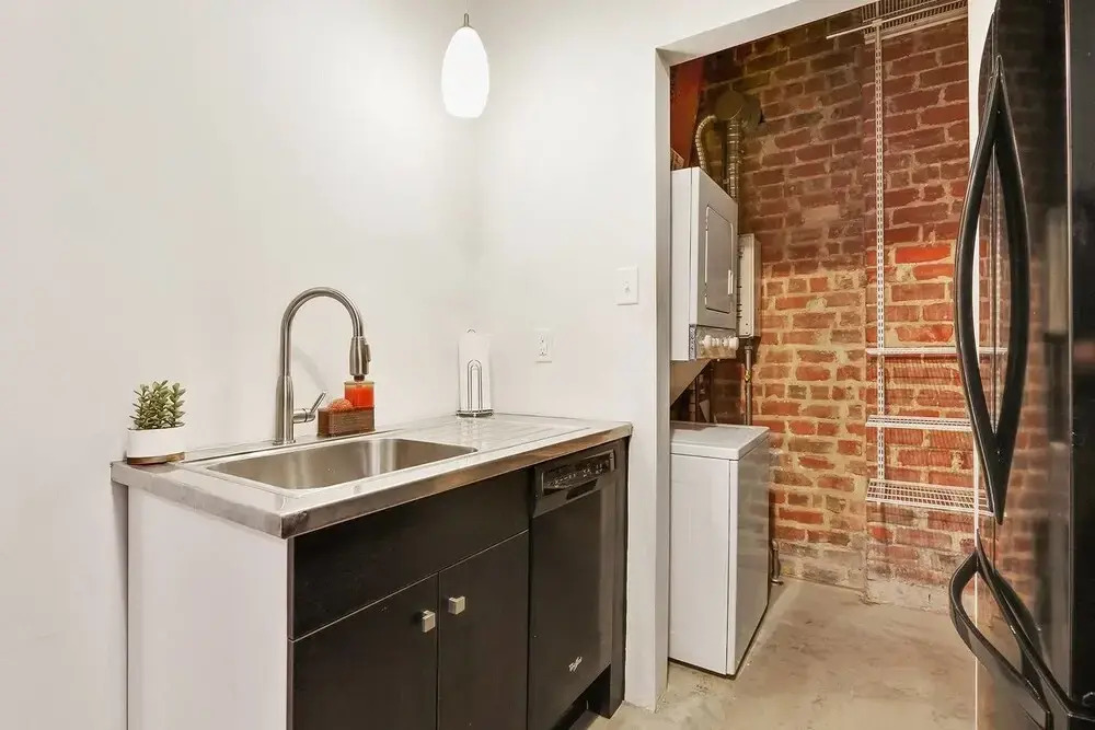 1br/1ba w/ Exposed-brick Apt in DT Nola by Domio