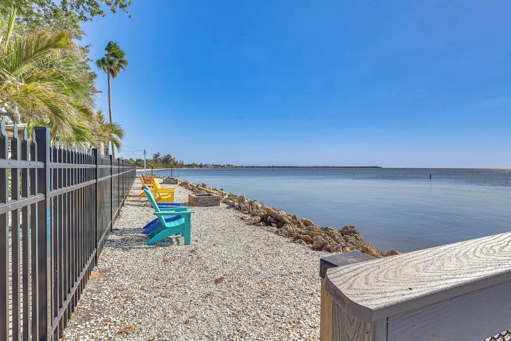 Walk to Beach & Marina! Ruskin Resort Retreat
