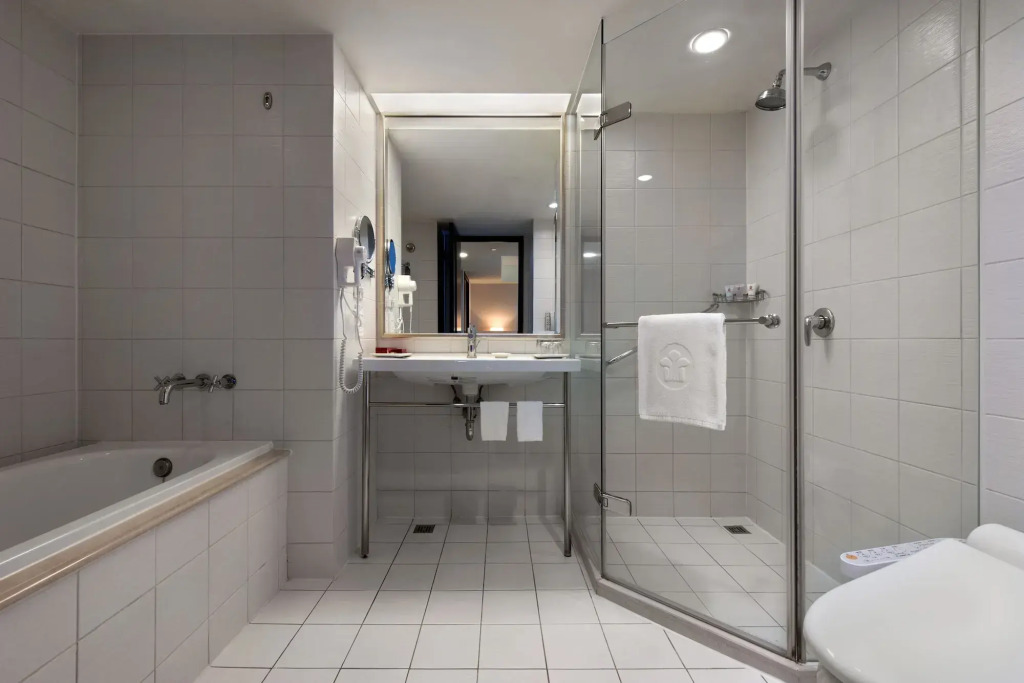 Lakeshore Hotel Metropolis