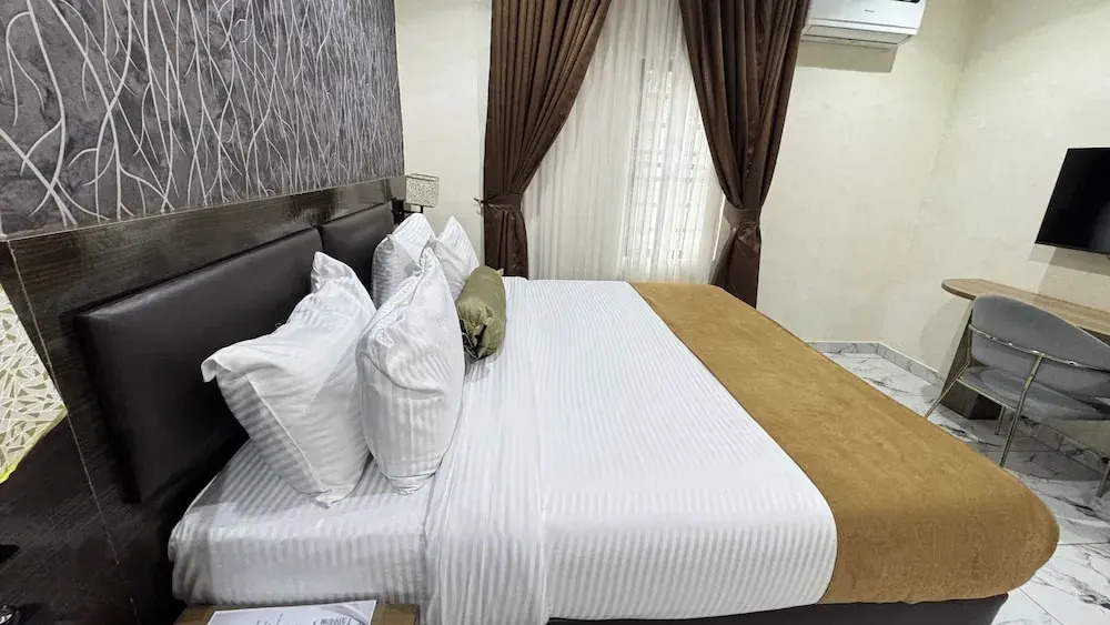 Silver Gate Hotel and Suites