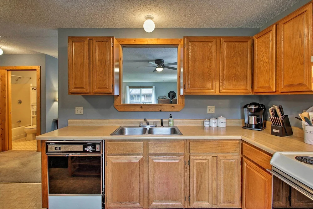 Lincoln Condo w/ Balcony - 6 Mi to Loon Mtn!