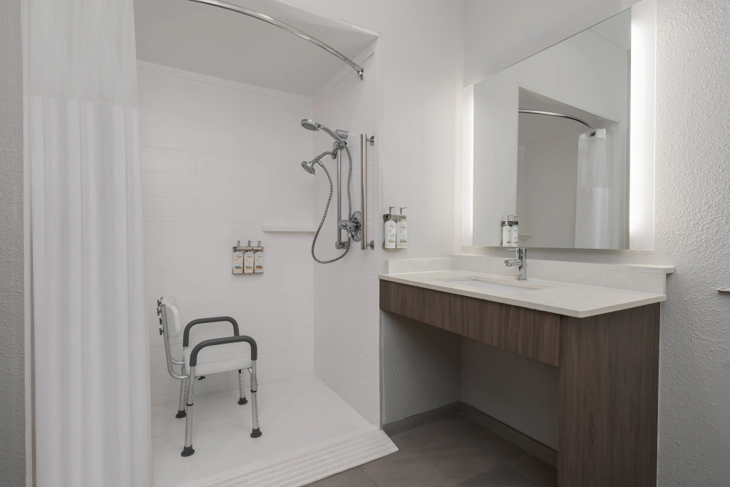 Holiday Inn Express & Suites Alexandria by IHG