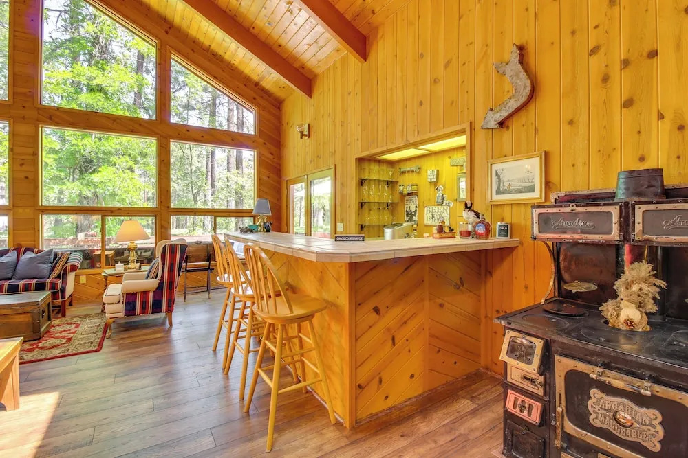 Pinetop Cabin w/ Private Patio on Eighth Green