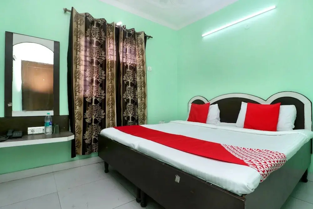 Oyo 24095 Radha Swami Guest House