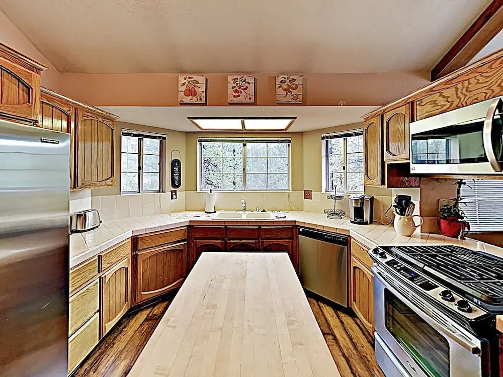 Eagles Nest: Large House Near Lake & Ski Resorts 3 Bedroom Home