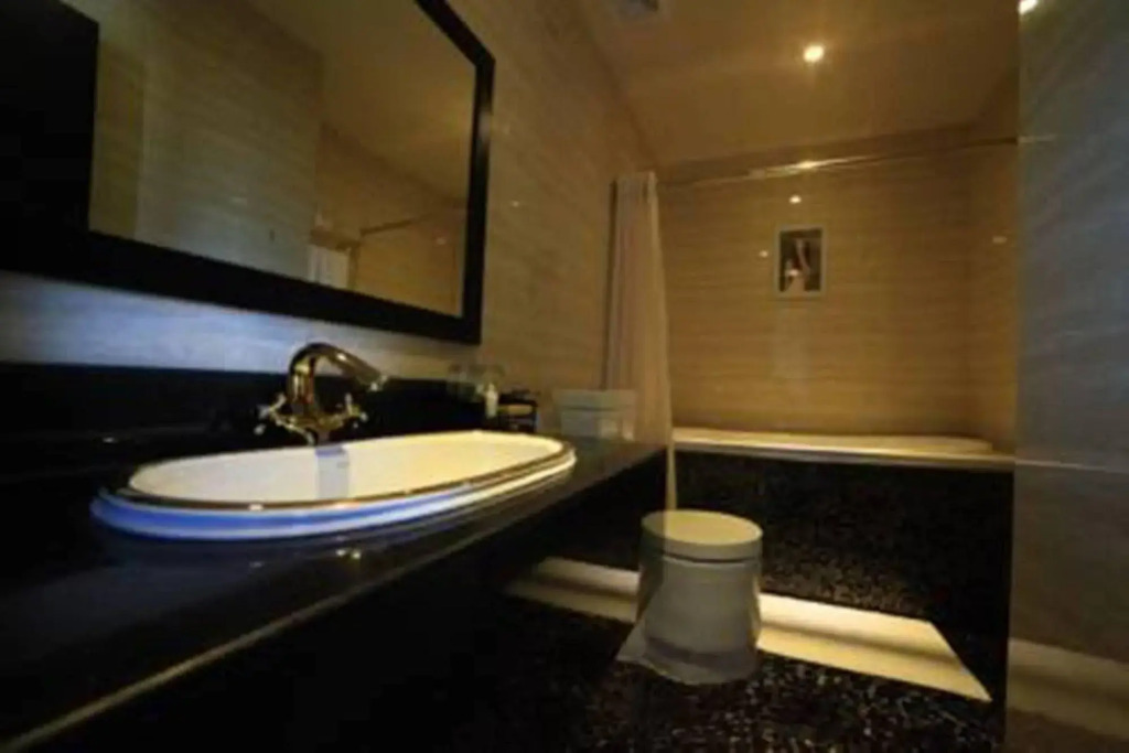 Bezel Hotel