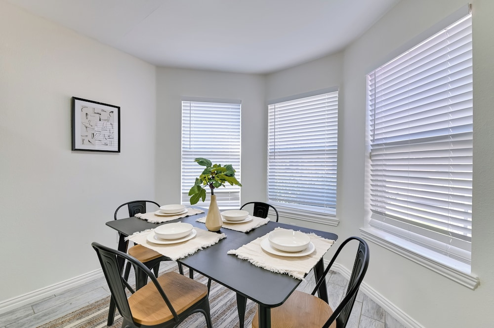 < 1 Mi to Historic Mckinney: Modern Duplex w/ Yard