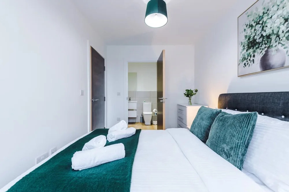 NEW Stylish Apartment Amazing Location Sleeps 4