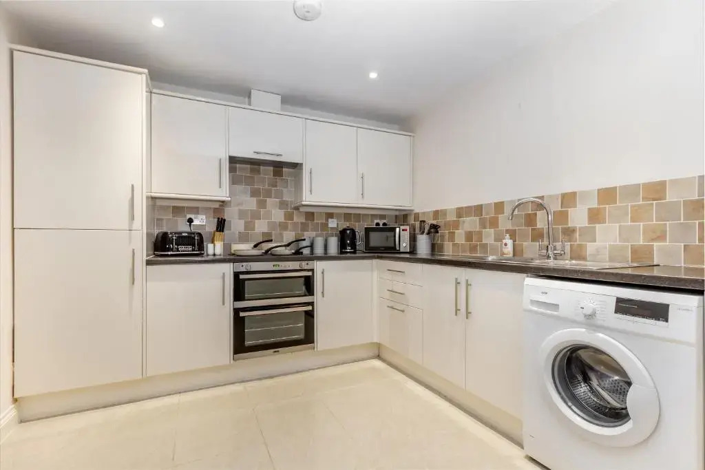 Apartment 4 Hillbrook House, Malvern - Guest Homes