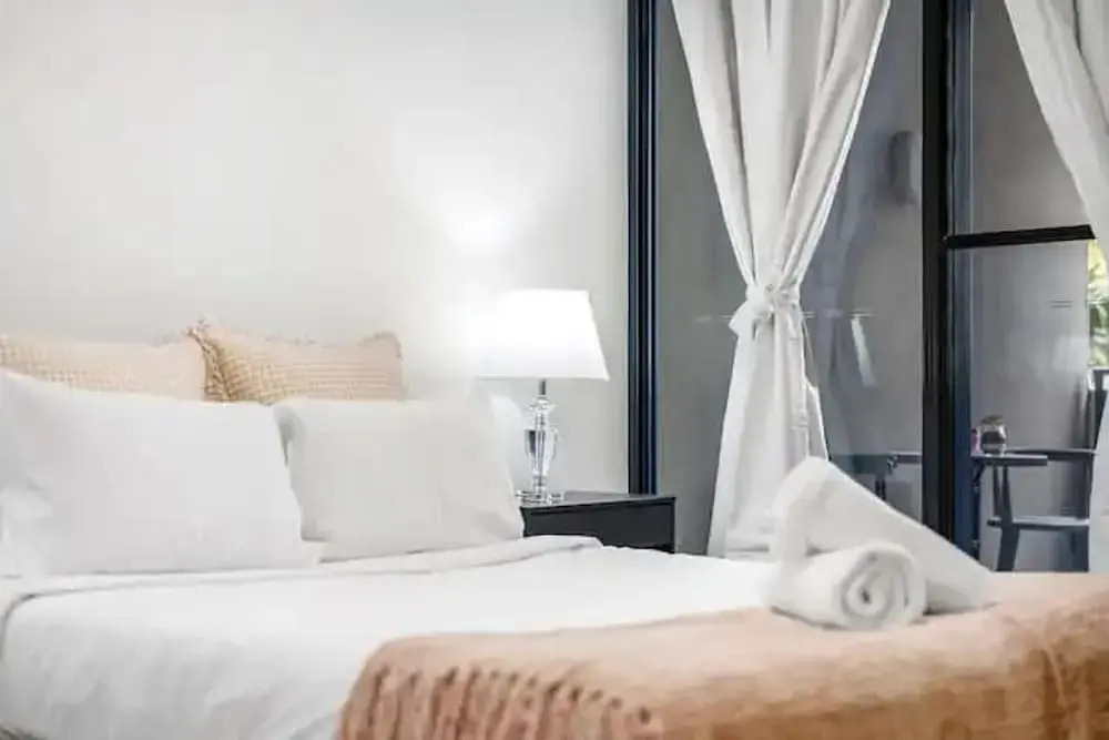 Metawise BnB 2BR Near Airport Pool Gym Train