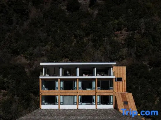 YOLO Guesthouse