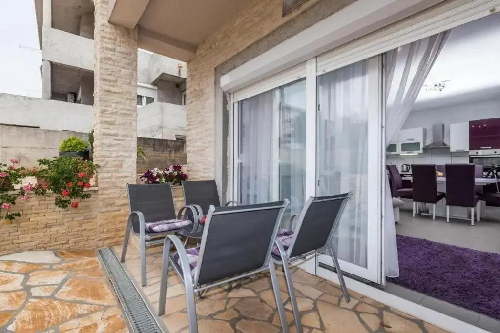 Apartments with parking space Zadar - 18809