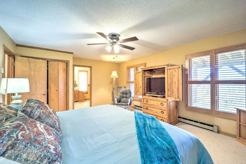 Mtn-view Cabin w/ Deck, 2 Mi to Beech Mtn Slopes!