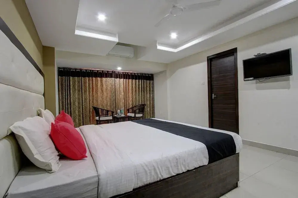 Capital O 46699 Hotel Insta