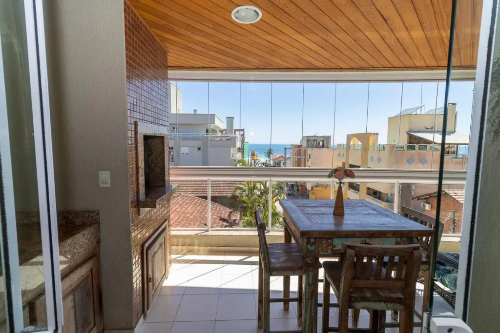 Maristela 201 - Apartamento na praia de Bombas com vista para o mar - à poucos passos da praia