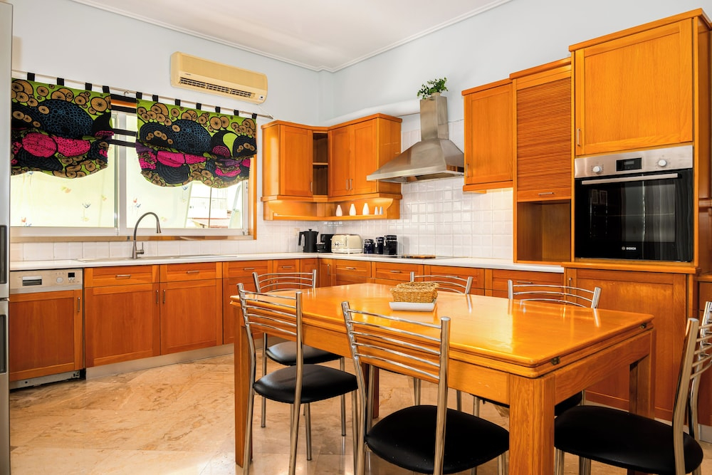 Spacious 144sqm flat near Mount Ymittos