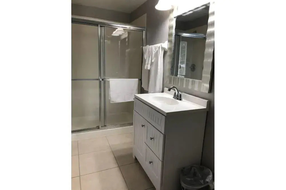 Tideview 166 · NEW Ultra Modern & Super Clean 3 Full Suites