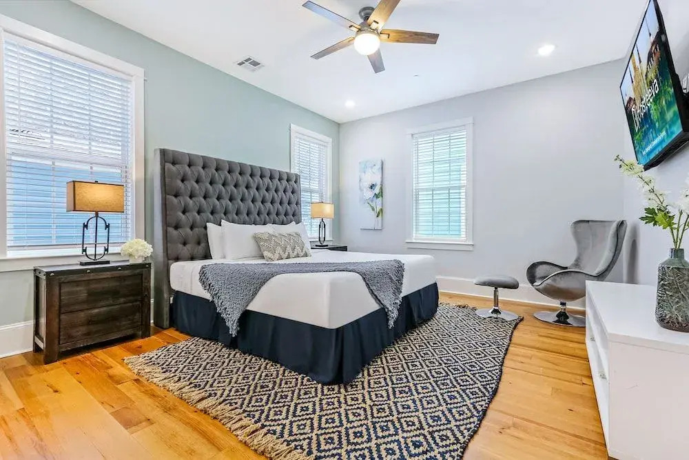 Spacious 5BR Urban Retreat with Balcony & Pool