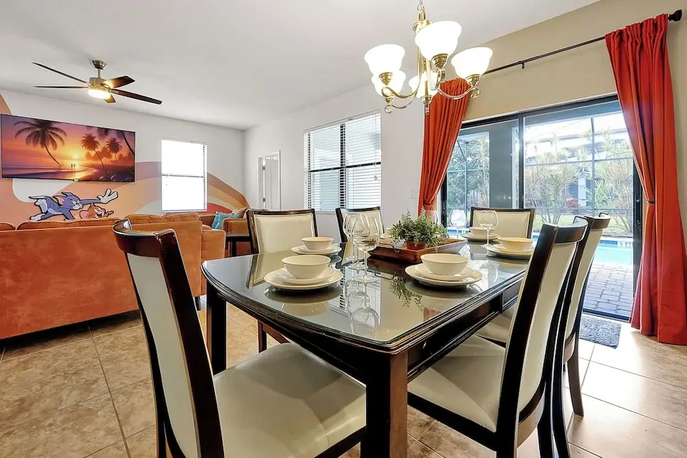 1452 Myrtlewood, 6 Beds