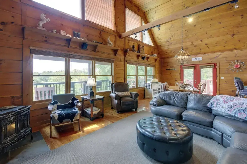 Sevierville Cabin w/ Hot Tub & Mountain-view Deck