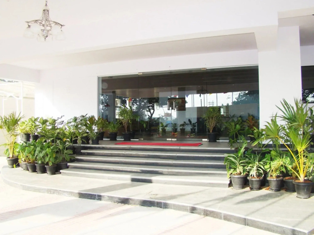Grand Bee Hotel