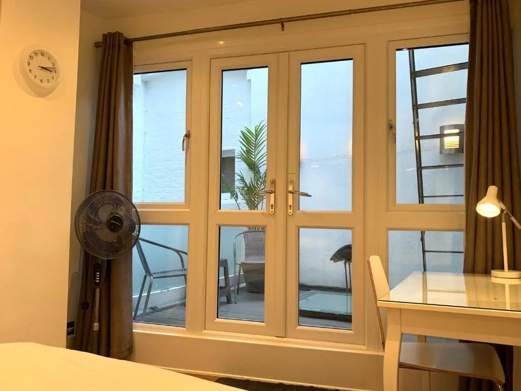 Hyde Park W2 3 bedroom flat with patio - as seen on TV's House Hunters Int'l