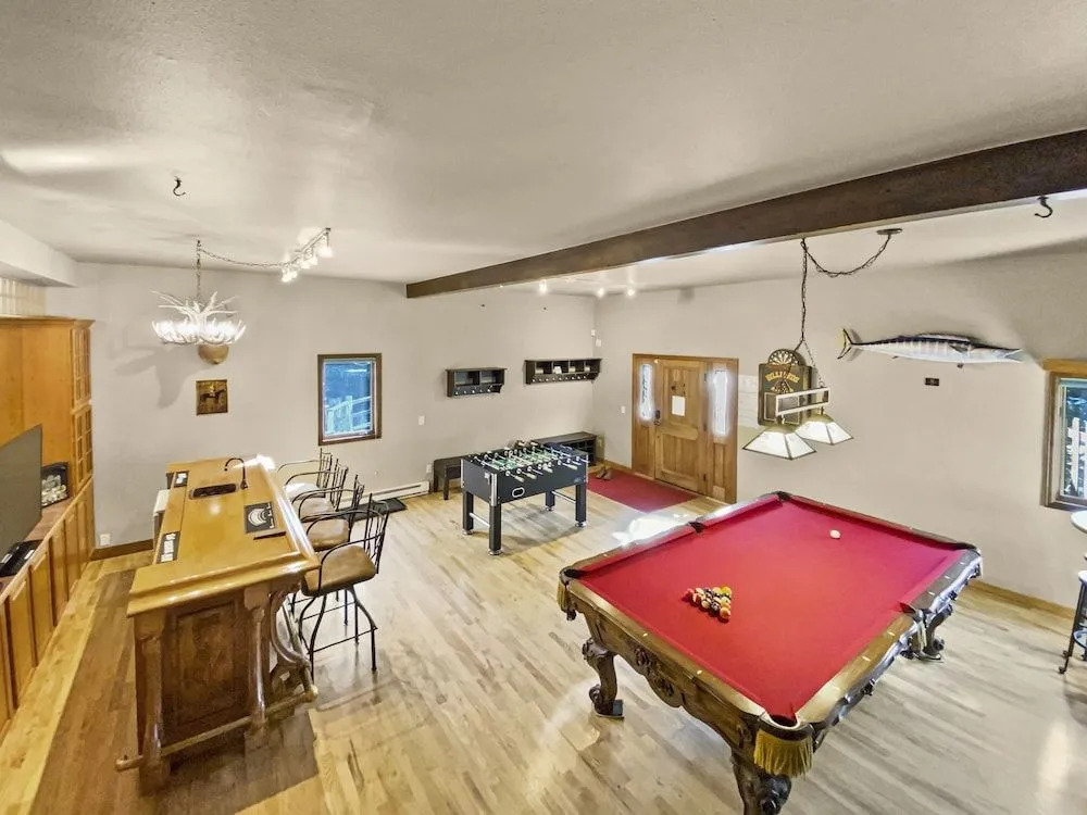 Moose Hill Lodge 5 Bedroom Home by RedAwning