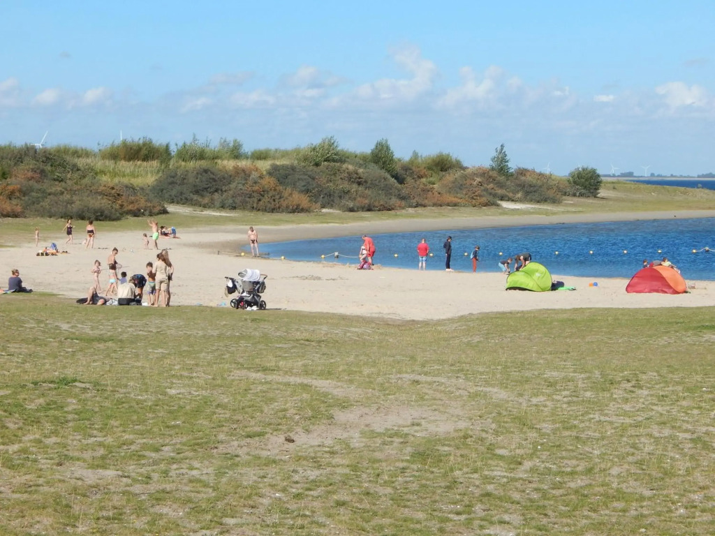 Wunderschoenes-freistehendes-Ferienhaus-an-der-See-Sauna-Strand-Yachthafen-WLAN
