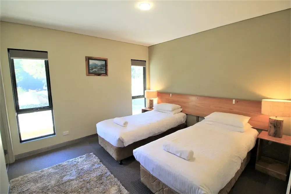Kickenback Chalet - 2BR Chalet l Gym l Indoor Pool l Tennis Court l WiFi l Air-Con