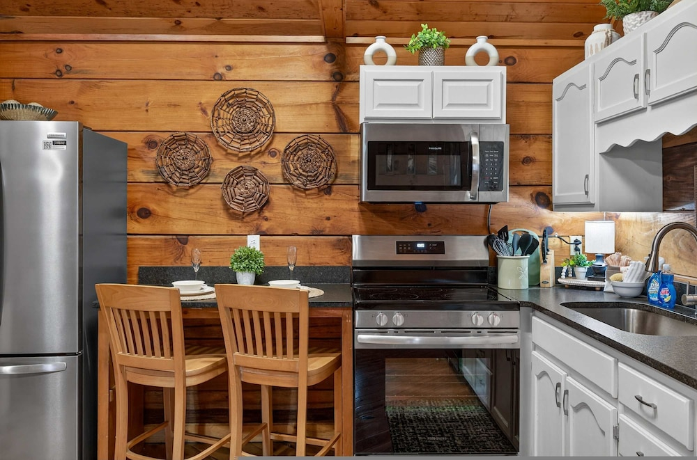 Hot Tub Location Cozy Studio Log Cabin Fireplace