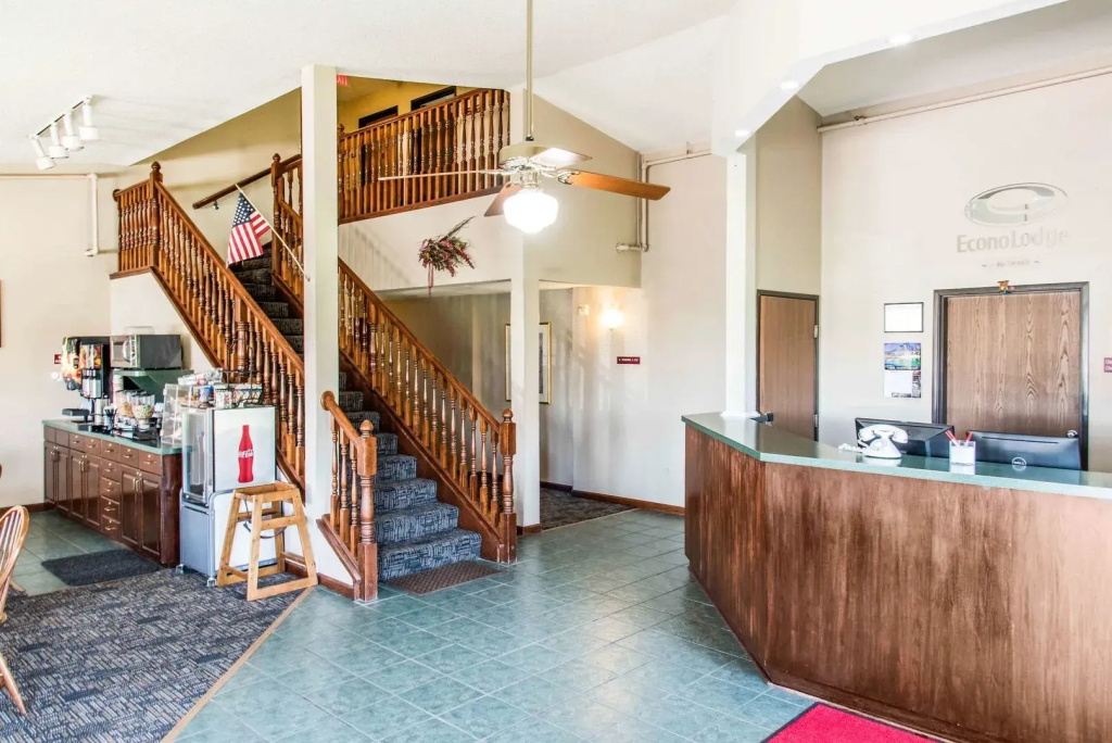 Travelers Lodge & Suites