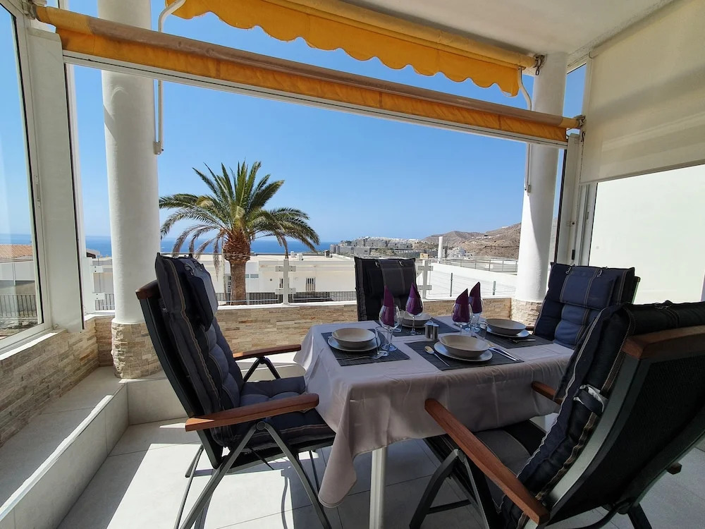 Elegant and Spacious Apartment With Sea Vieuw