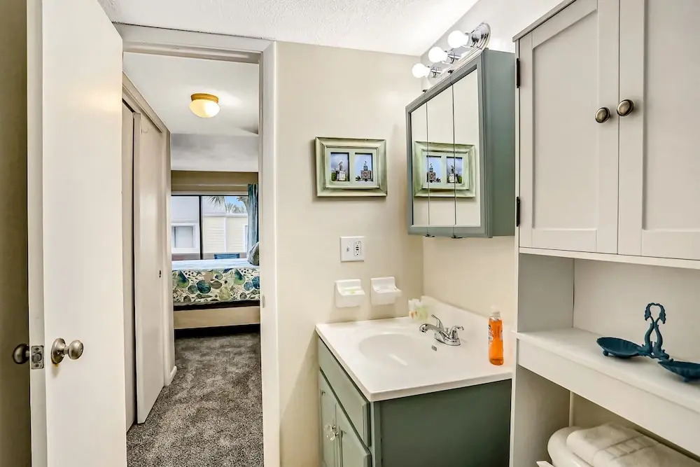 Oceanfront Condo With Pool, Grill, Central AC, Washer/dryer, & Snowbird Friendly