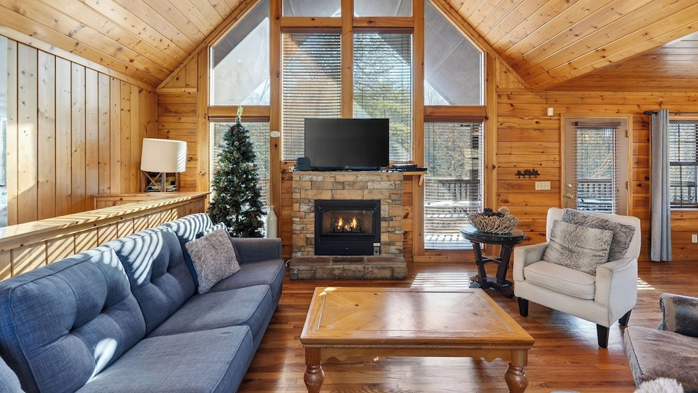 Grand Getaway Cabin by Avantstay A-frame Retreat + Hot Tub + Pool Access, Game Room Mins to Dollywood
