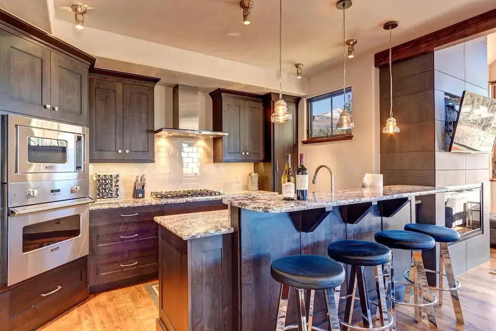 Stunning Home Main st. Walk Everywhere! Sleeps 12!