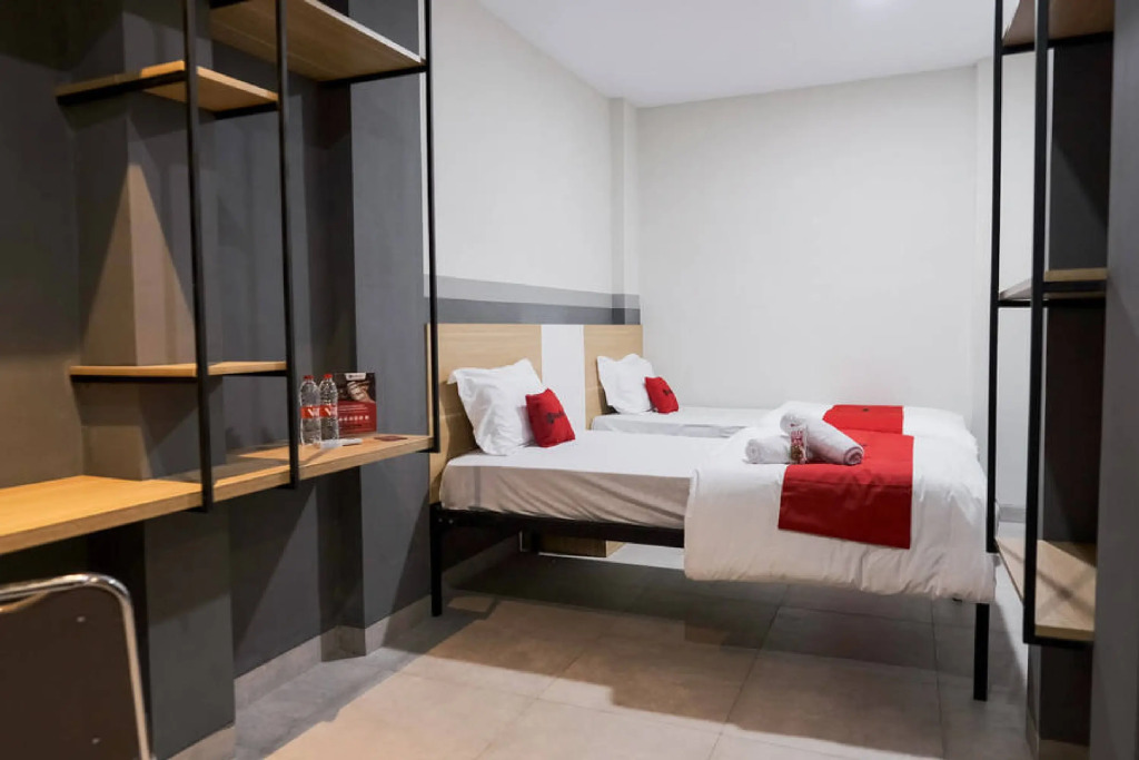 RedDoorz Plus near Taman Anggrek Mall